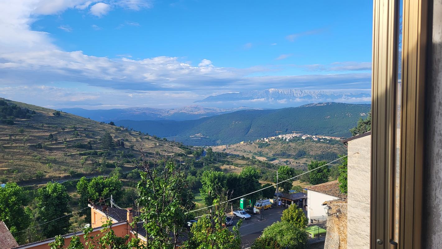 Morgendlicher Blick aus dem Fenster in Calascio