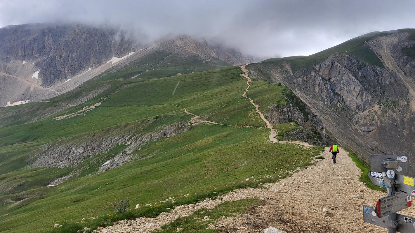 Sella di Monte Aquila (2335 m)    , Corno Grande im Nebel