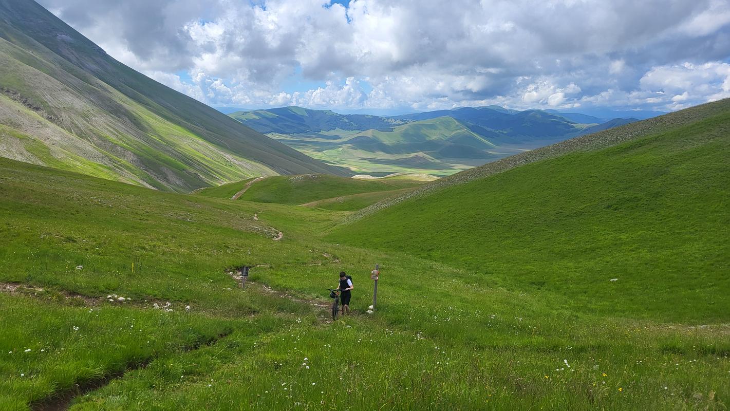 Grüne Wiesen beim Aufstieg zum Passo Borghese