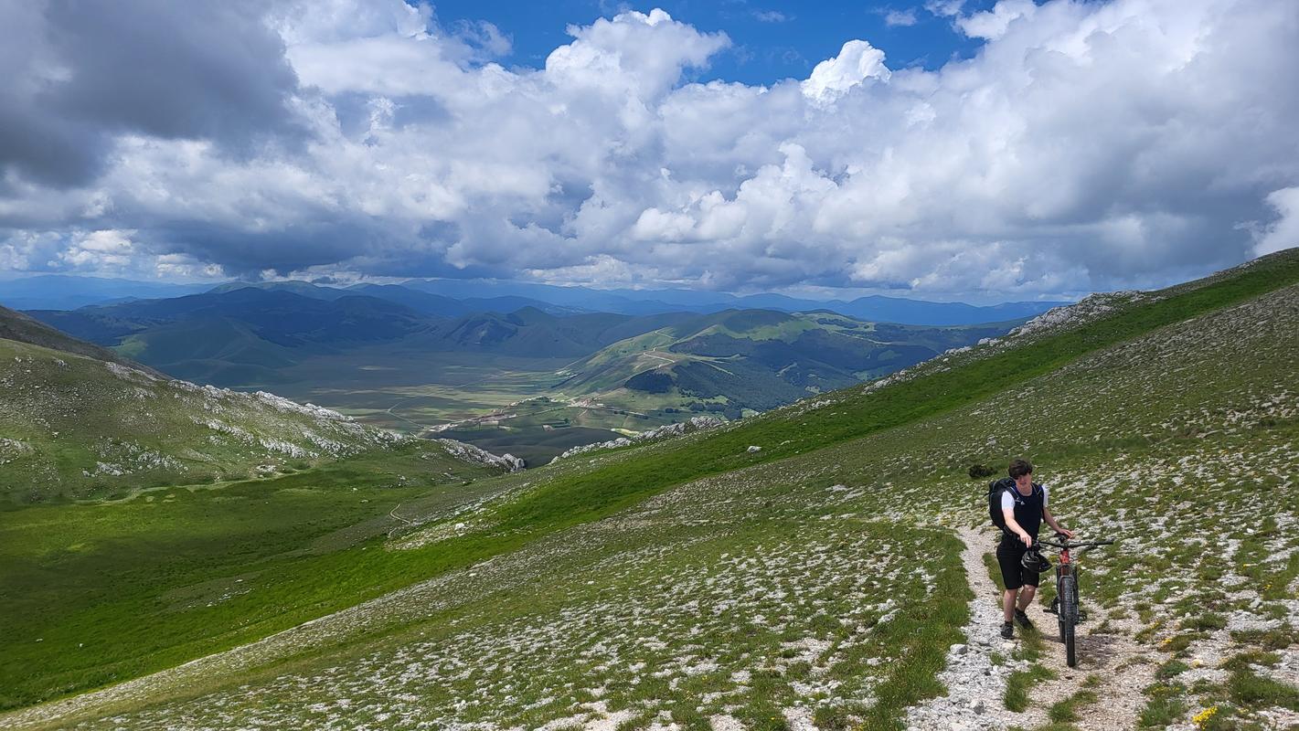 Passo Borghese fast erreicht   , hinten die Ebene von Castellucio