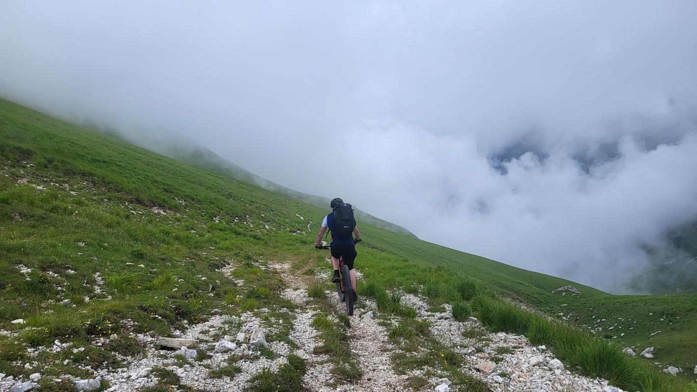 Abfahrt Passo Borghese mit Gewitter im Anmarsch