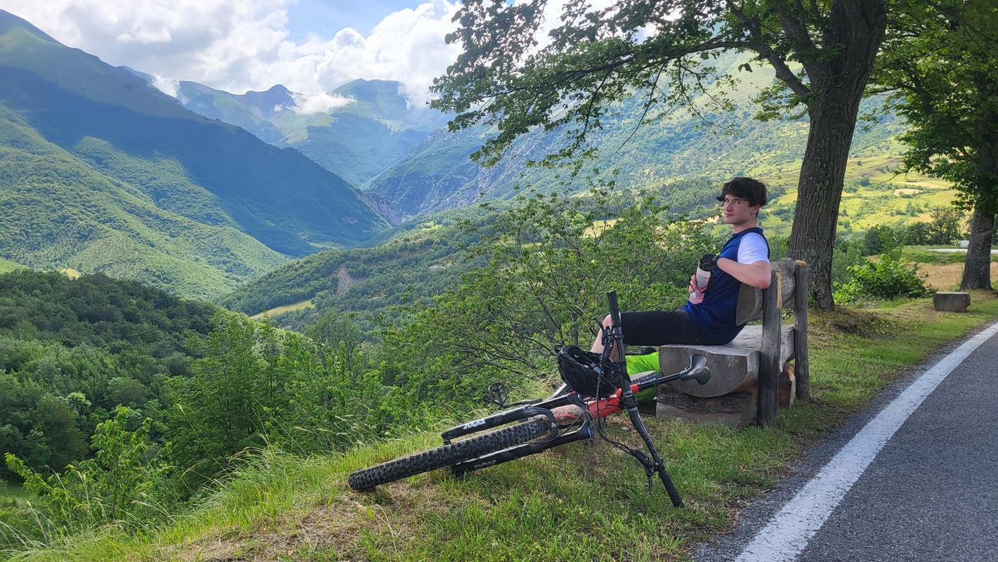 Ankunft in Montemonaco (980 m)    , hinten verdeckt von Wölkchen der Passo Borghese