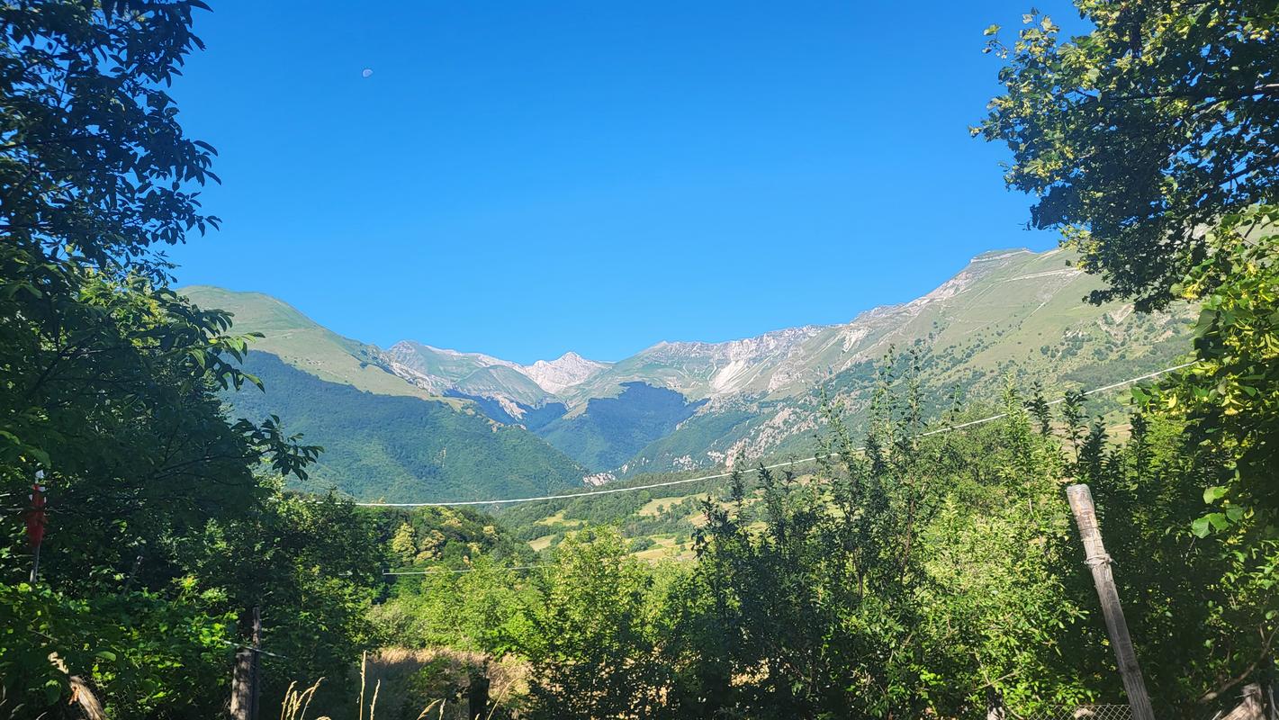 Freier Blick zum Passo Borghese (Bildmitte)