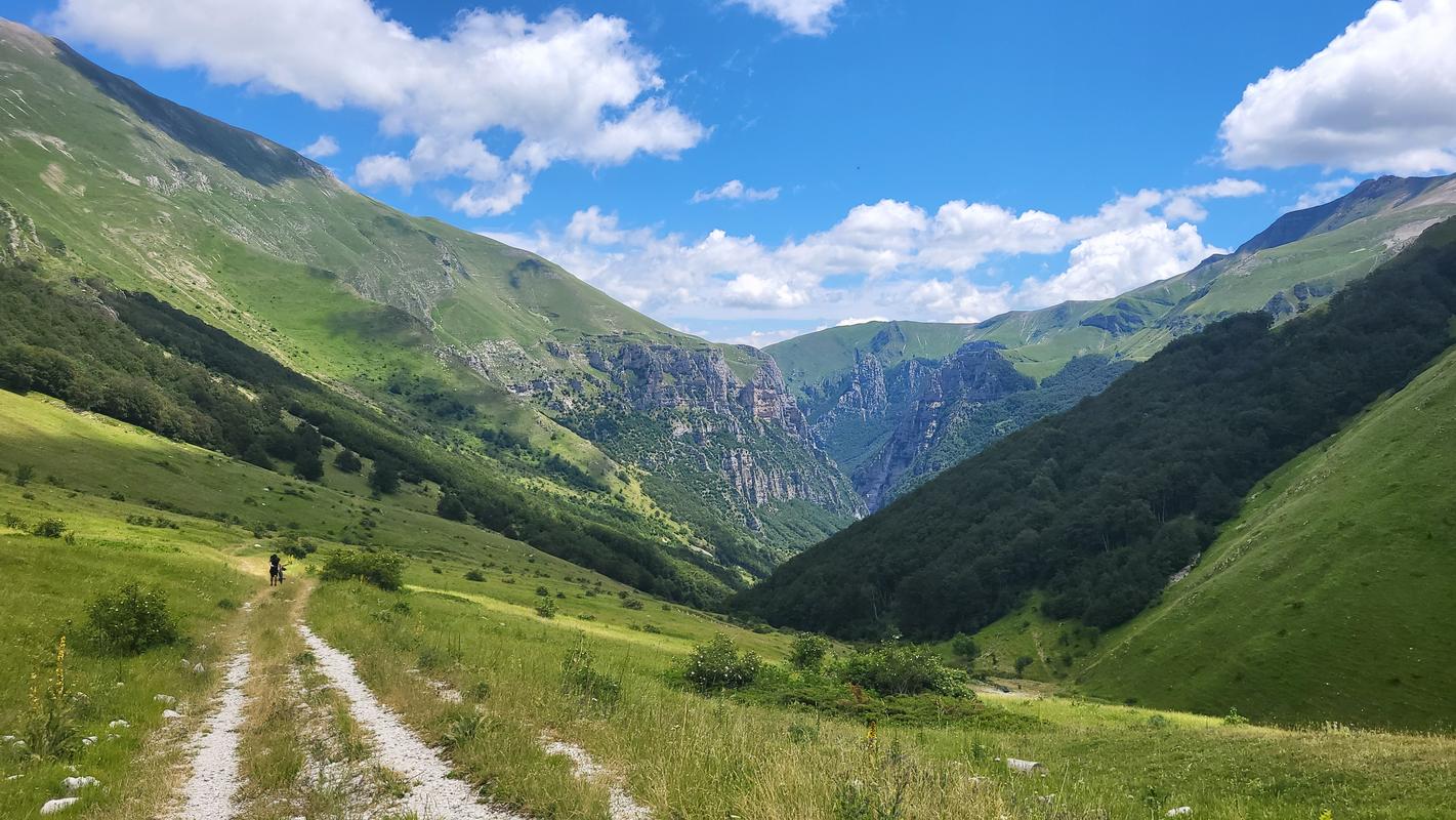 Aufstieg Passo Cattivo, die Infernaccio-Schlucht im Hintergrund