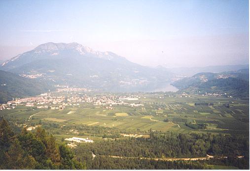 Auffahrt am Kaiserj&auml;gerweg mit Blick auf den Lago di Caldonazzo