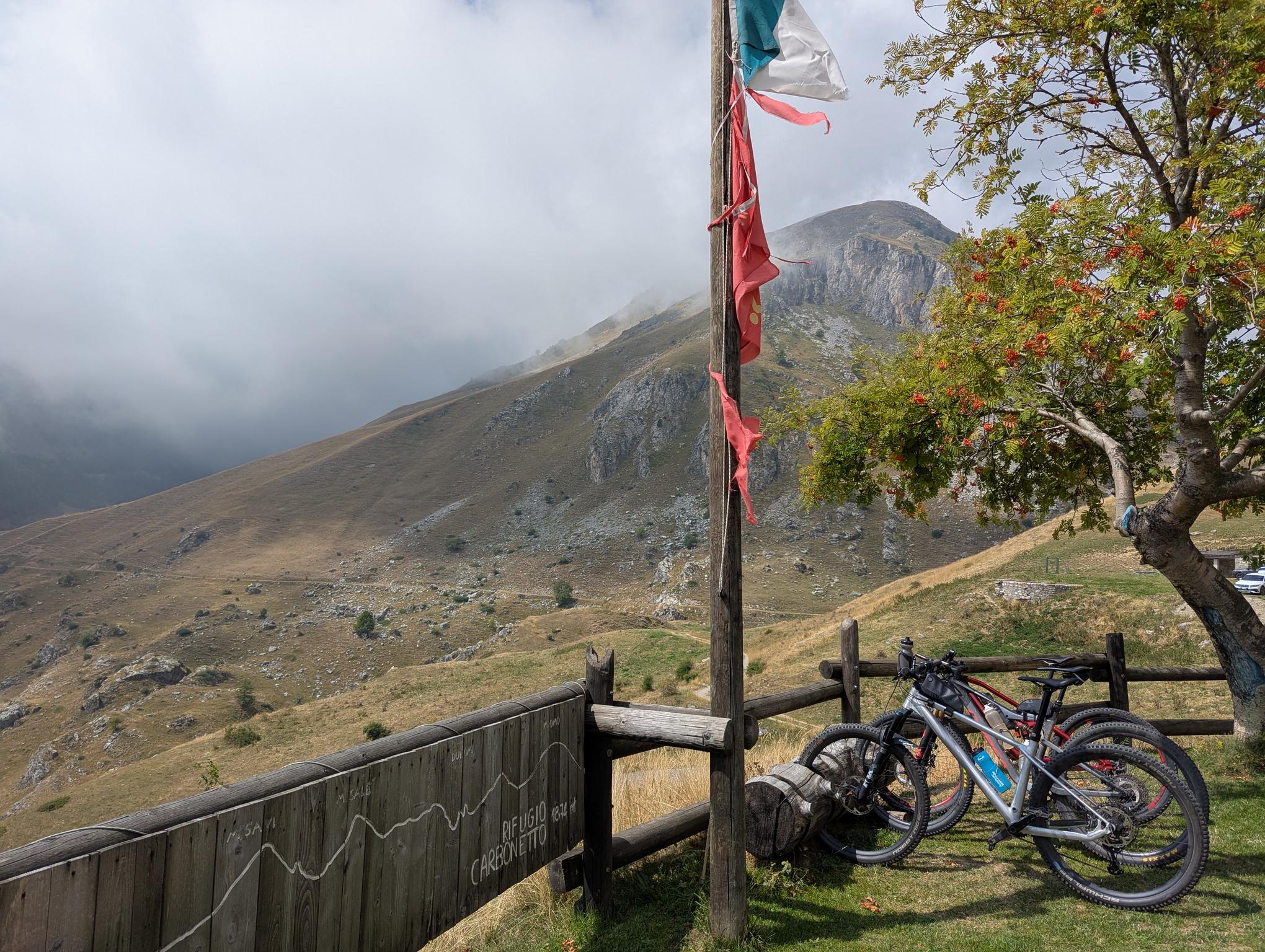 Pause an der Rifugio Carbonetti (1880m) Pause an der Rifugio Carbonetti (1880m)