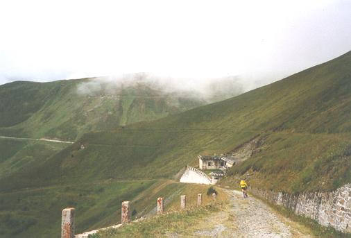 Brennergrenzkammstraße mit Nebelschwaden aus Österreich