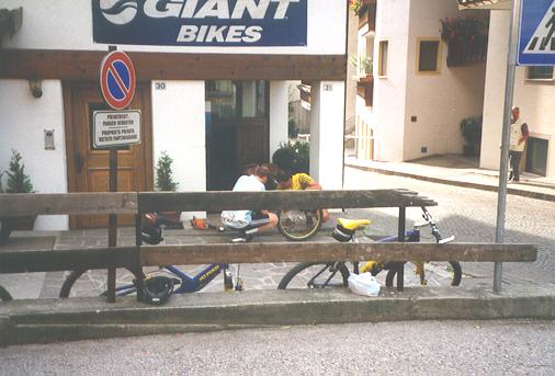 Alexander und Felix beim Aufpumpen vor dem 'Bike-Shop' in St. Leonhardt