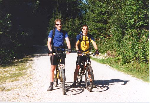 Zwei gut gelaunte Biker in den Brandenberger Alpen