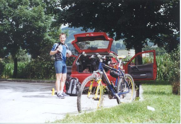 Auspacken der Räder in Wattens in der Nähe von Innsbruck