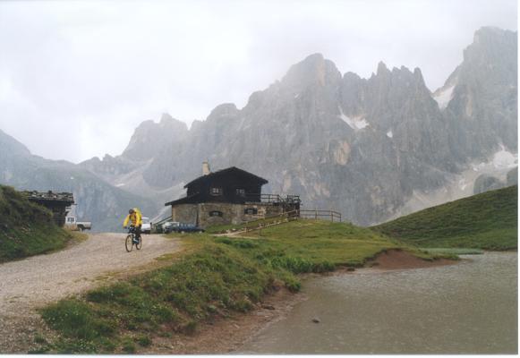 Am Ende des Val Venegia an der Baita Segantini (2174 m); es regnet