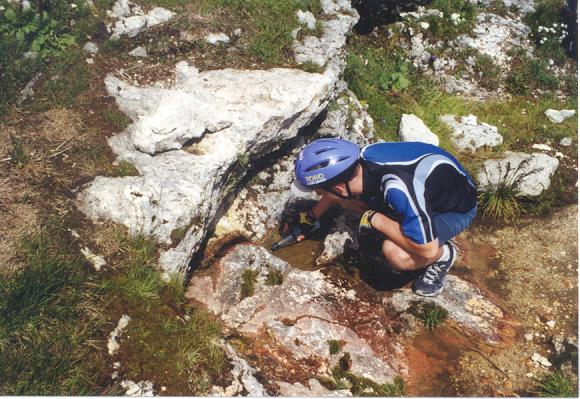 Aufsammeln der letzten Wasserreste am Ortigara