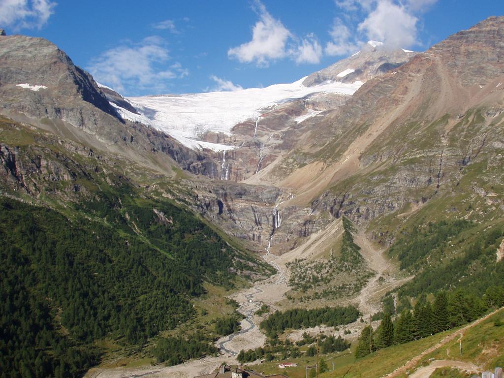 Blick von der Terasse der Alp Grüm zum Piz Palü (3905m) (rechts)