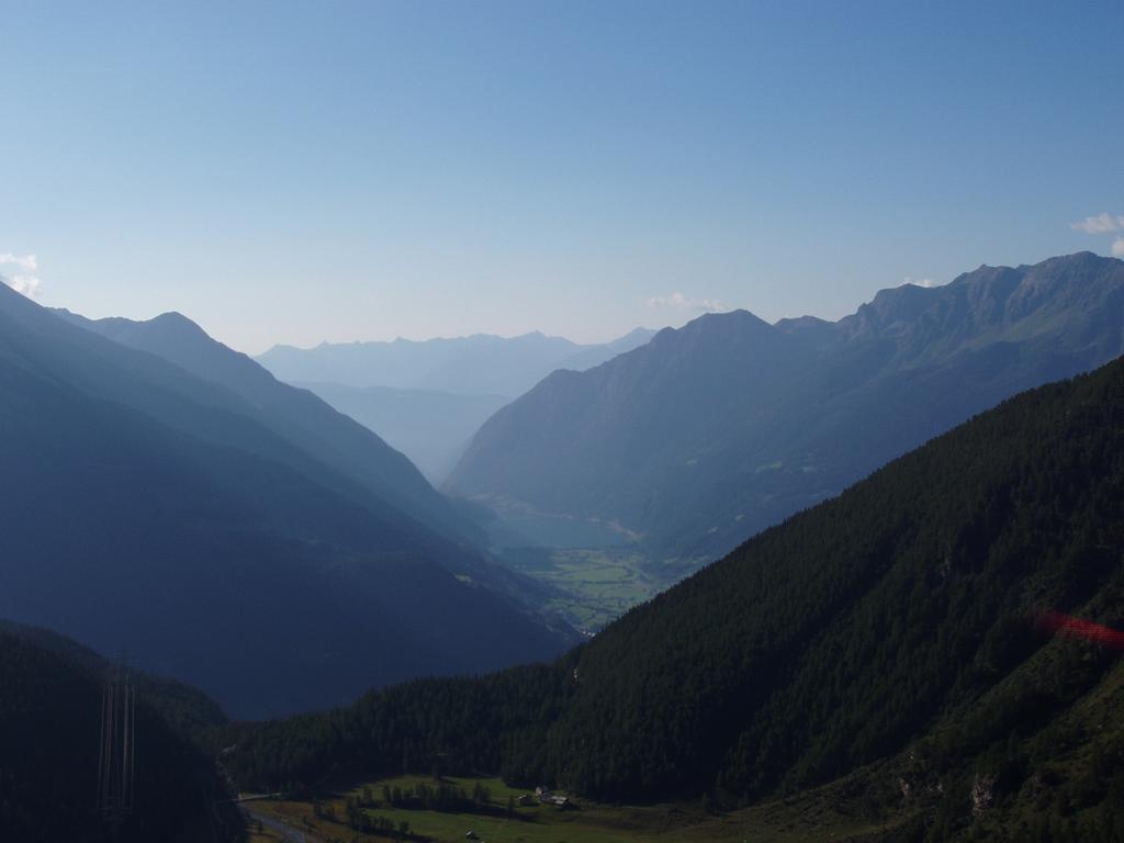 Blick von der Terasse der Alp Grüm zum Lago di Poschiavo