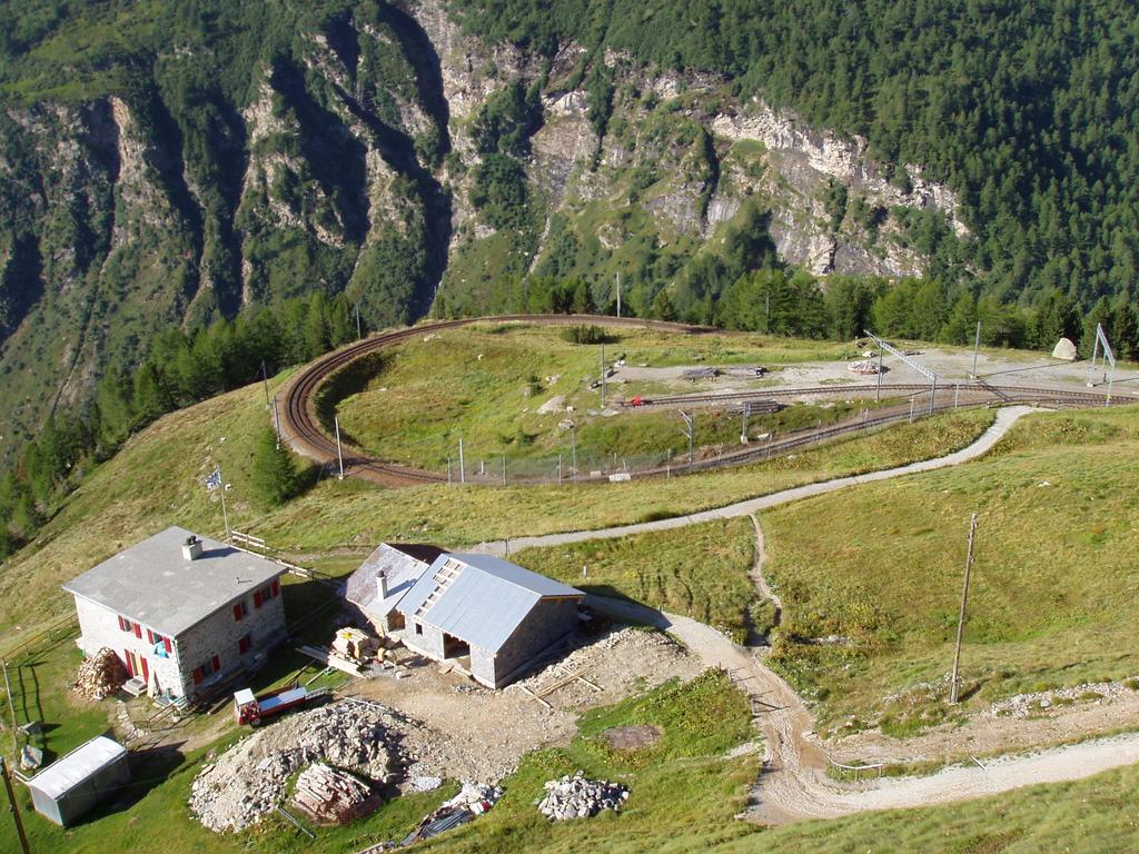 Blick von der Terasse der Alp Grüm auf die Serpentinen der Rätischen Eisenbahn