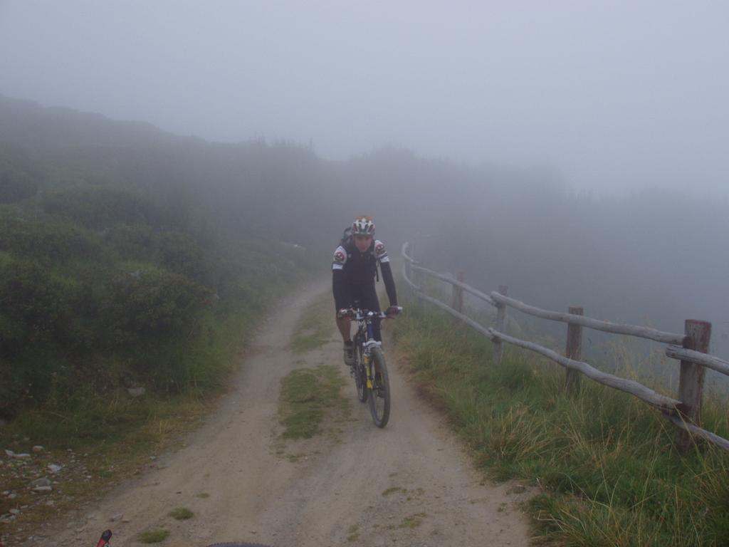 Christian im Nebel bei der Auffahrt zum Passo dell' Alpe (2461m)