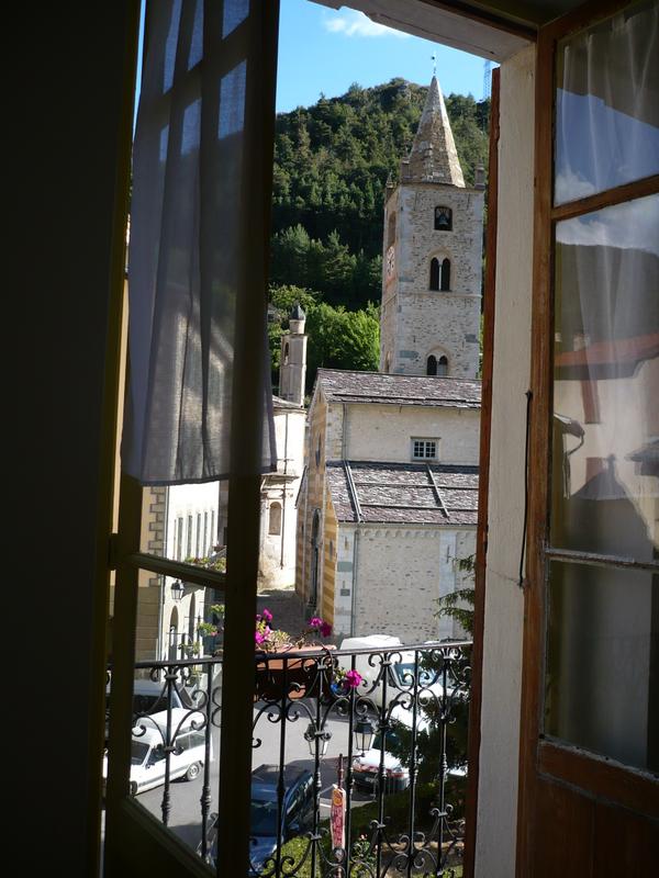 Blick aus dem Hotelfenster in La Brigue (772m)