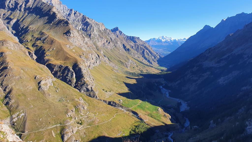 Val di Rhêmes von oben, Gran Combin in der Ferne