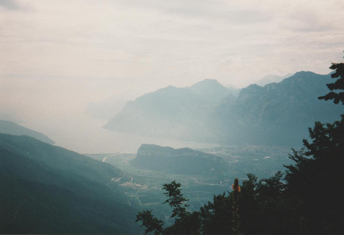 Blick vom Panoramaweg am Monte Stivo zum Gardasee.