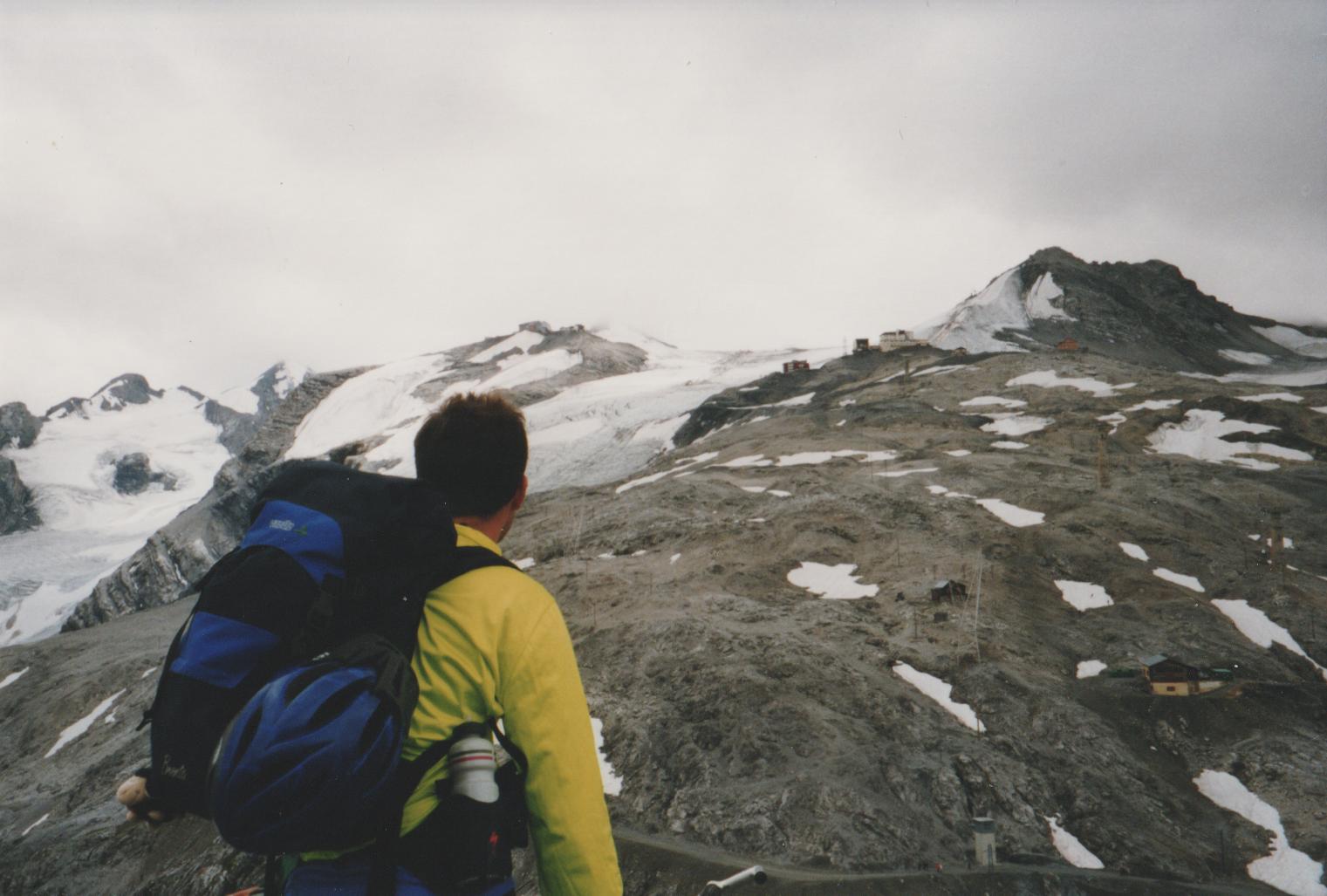 Blick von der Drei Spachen Spitze auf die Gletscherbahnen